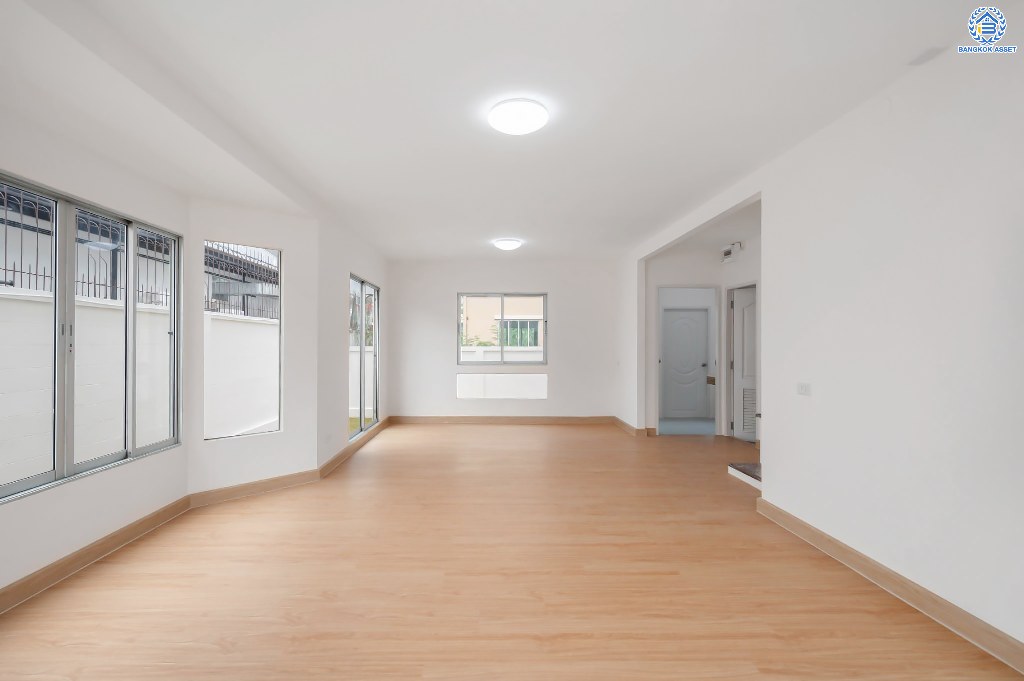 บ้านมือสองตกแต่งใหม่ โครงการ พฤกษ์ลดา พุทธสาคร หลังริม เนื้อที่ 54.50 ตร.ว. ฟังก์ชัน 3 ห้องนอน 2 ห้องน้ำ 2 ที่จอดรถ สภาพแวดล้อมโครงการร่มรื่น บนทำเลเดินทางสะดวก ติดถนนพุทธสาคร เชื่อมต่อถนนเพชรเกษม ถนนพุทธมณฑลสาย4 ถนนบรมราชชนนี ใกล้รถไฟฟ้าสายสีน้ำเงิน "สถานีหลักสอง"